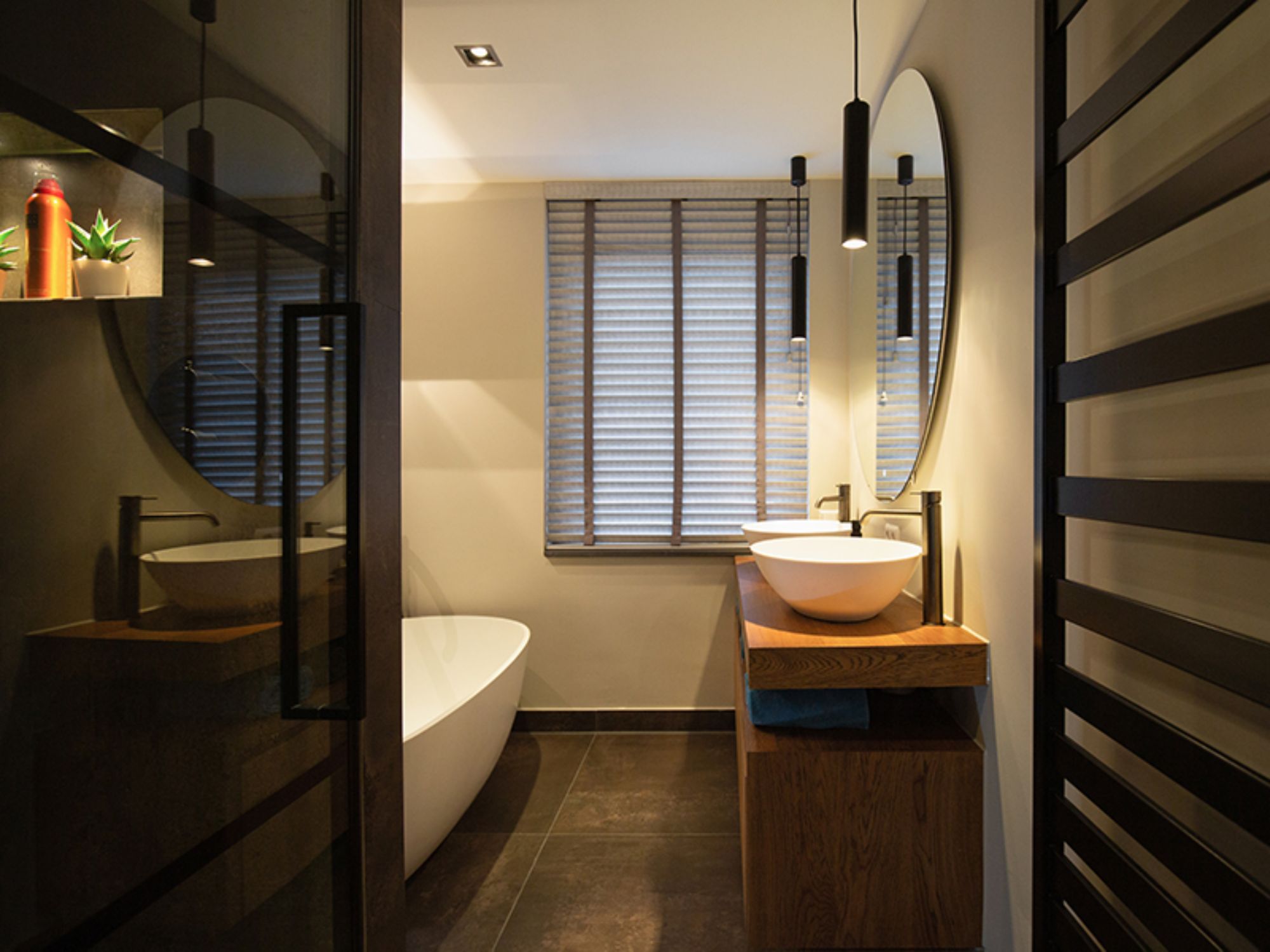 Midcentury Modern Badkamer - sfeervolle badkamer 7
